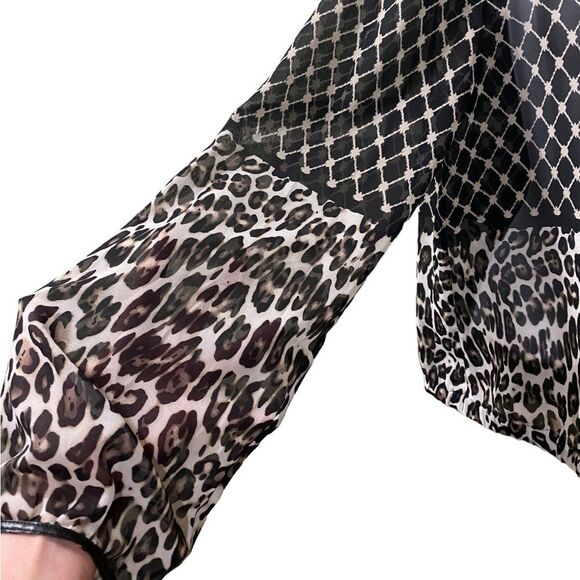 Chico’s SZ 8 Semi Sheer Black Chiffon Animal Print Blouse Open Split Back - Picture 4 of 13
